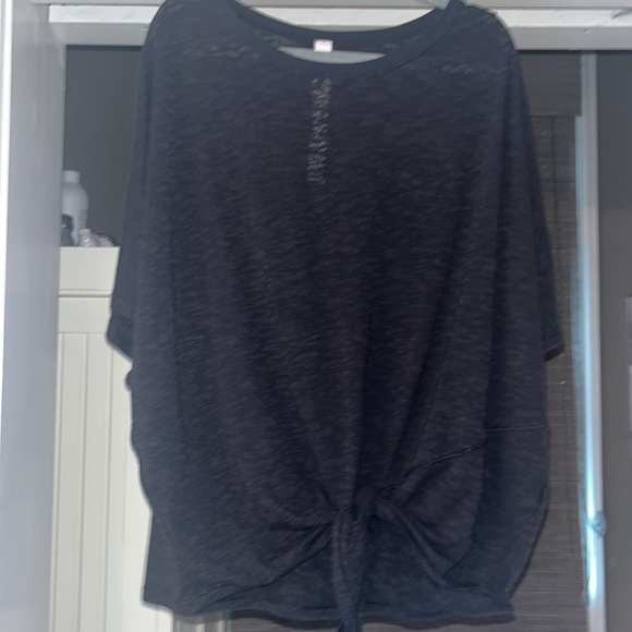 Barley worn, LULULEMON Black T- size 12, bottom tie. - Picture 8 of 9